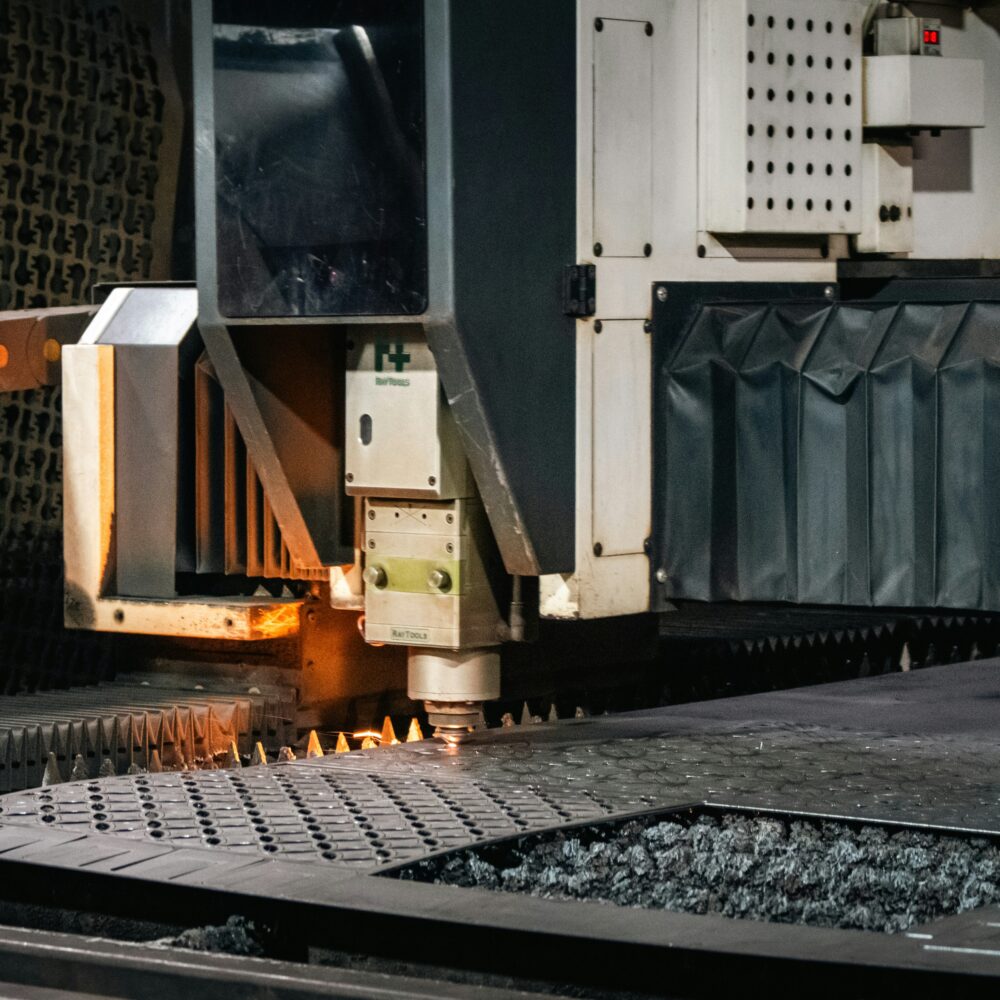 Industrielle Laserschneidmaschine beim präzisen Schneiden einer Metallplatte.