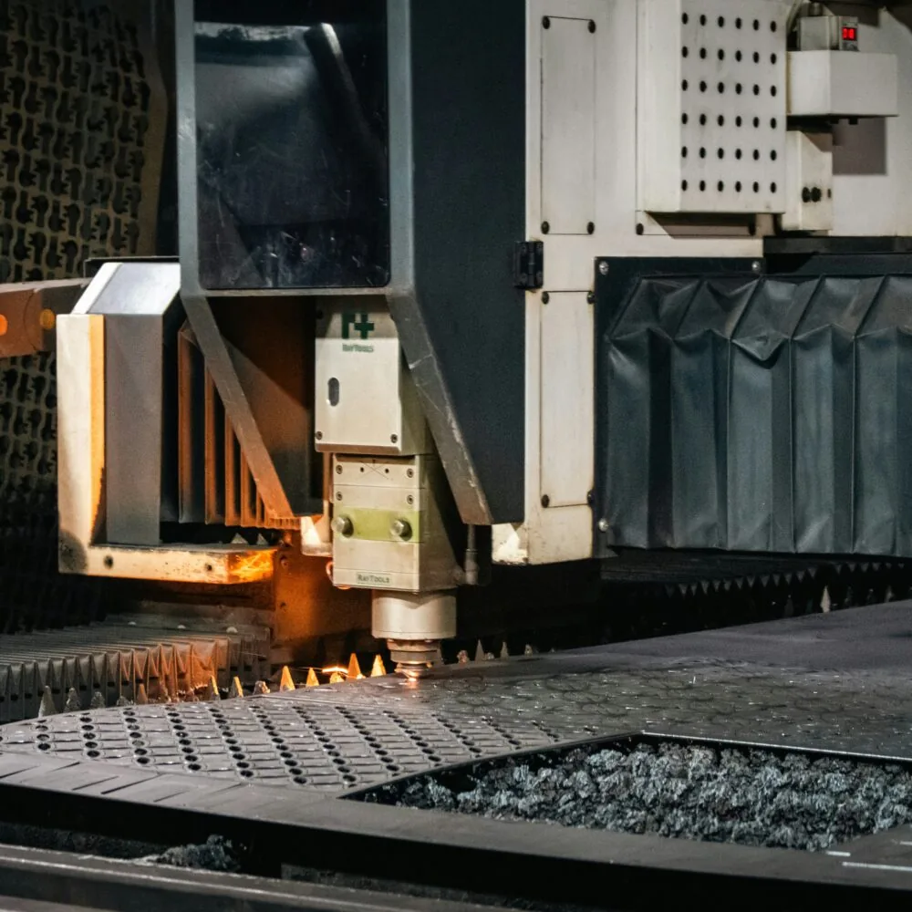 Industrielle Laserschneidmaschine beim präzisen Schneiden einer Metallplatte.