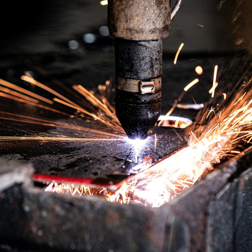 Plasmaschneiden mit Funken, die während des Schneidvorgangs entstehen.